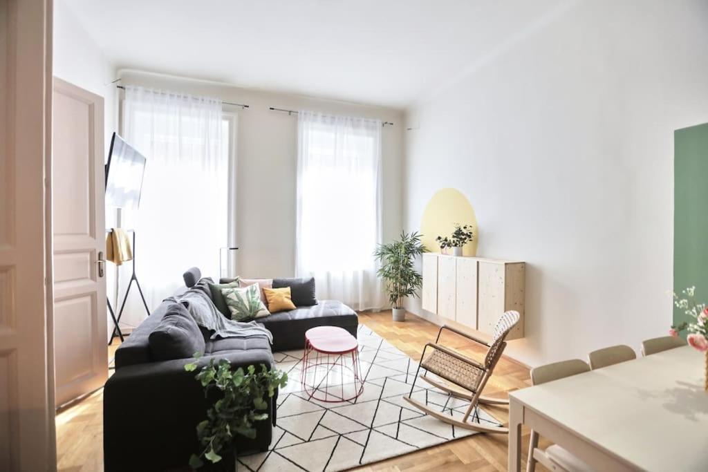 Unwind In Style W Sauna Dsgn 2Br Home Budapest Exteriör bild