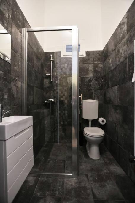 Unwind In Style W Sauna Dsgn 2Br Home Budapest Exteriör bild