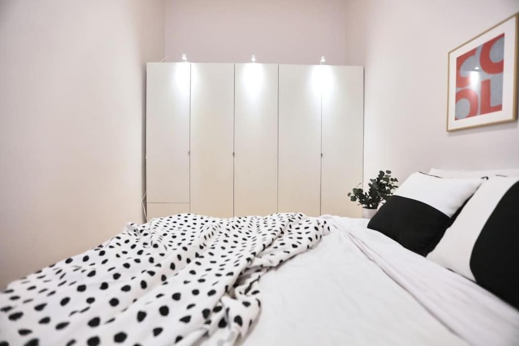 Unwind In Style W Sauna Dsgn 2Br Home Budapest Exteriör bild