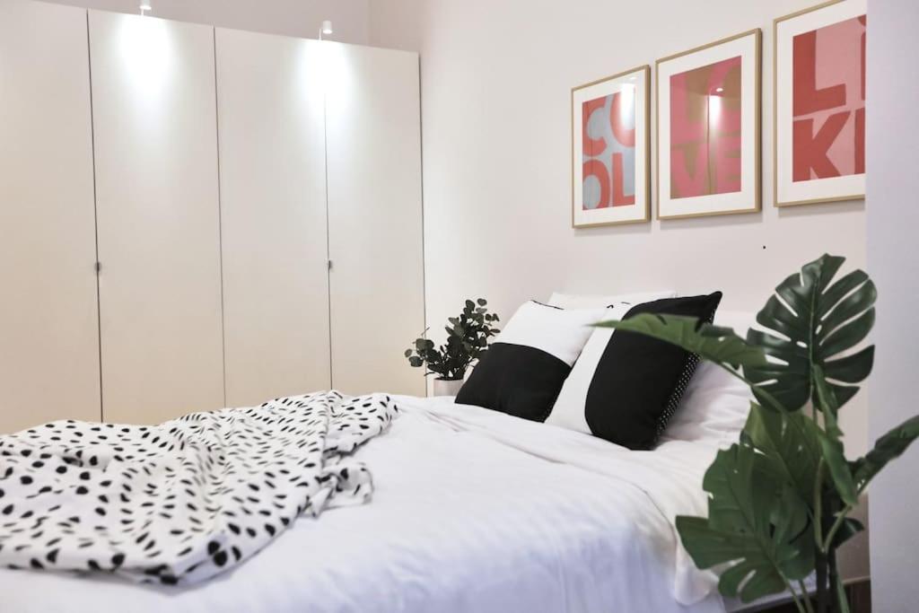 Unwind In Style W Sauna Dsgn 2Br Home Budapest Exteriör bild