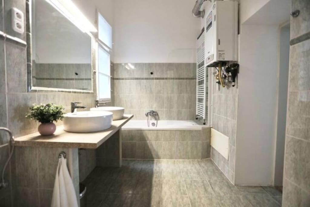 Unwind In Style W Sauna Dsgn 2Br Home Budapest Exteriör bild