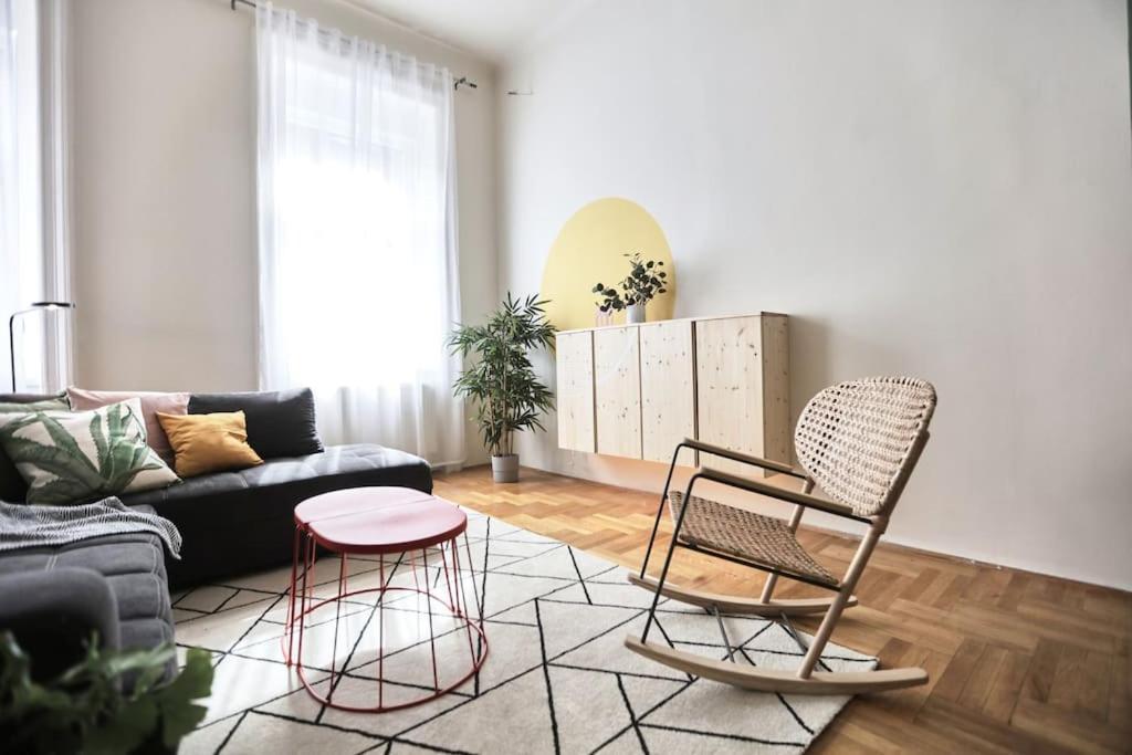 Unwind In Style W Sauna Dsgn 2Br Home Budapest Exteriör bild